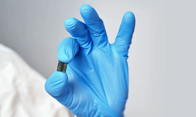 Một con chip máy tính nhỏ.